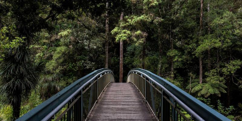 卫星互联网技术深度对比：从编程开发视角解析Starlink、OneWeb与GEO卫星的优劣